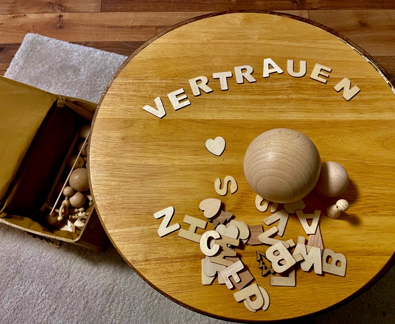 Vertrauen stärken - symbolisiert mit Holzkugeln